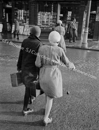 SCHOOL GIRLS JUNCTION O'CONNELL ST. PARNELL ST. YOYOS?